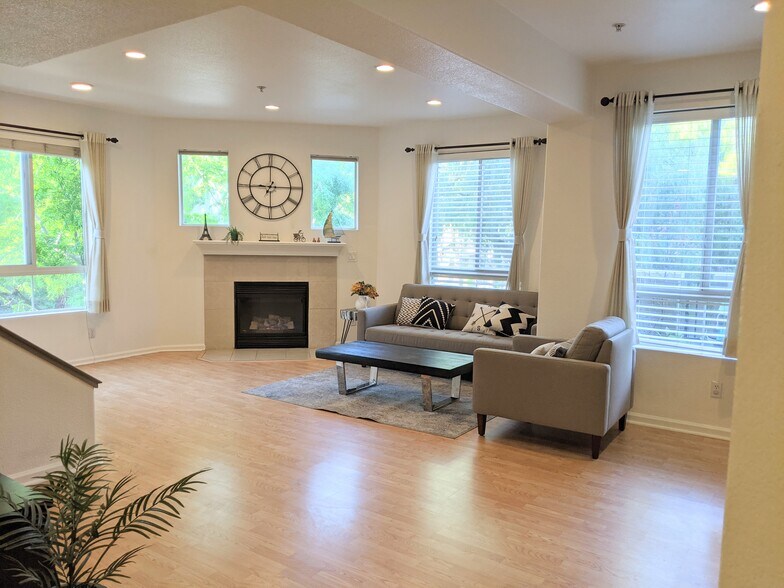 Building Photo - 464 Tower Hill Ave