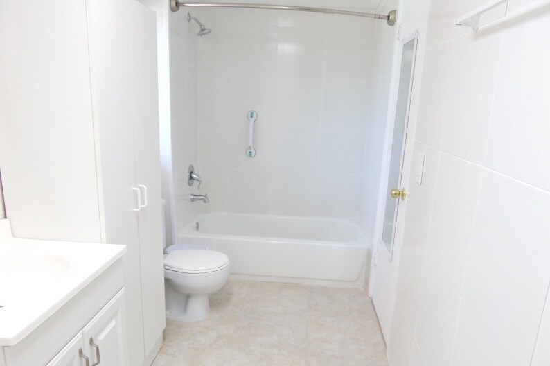 Building Photo - 5950 Del Lago Cir