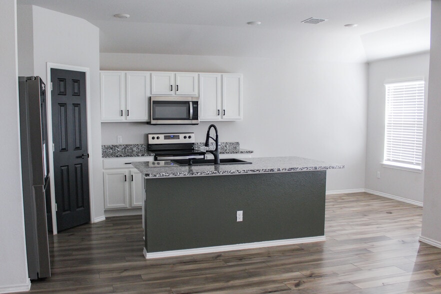 Building Photo - 1013 Velvet Ct