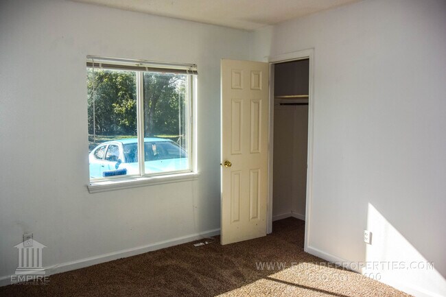 Building Photo - Quad Near Campus- 2 full bedrooms