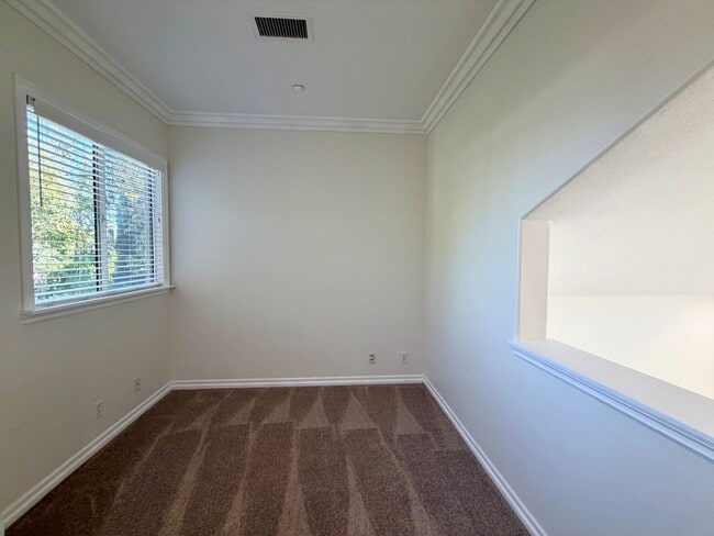 Building Photo - 3 be 2 bath Beautifully Updated Home in Gated Community