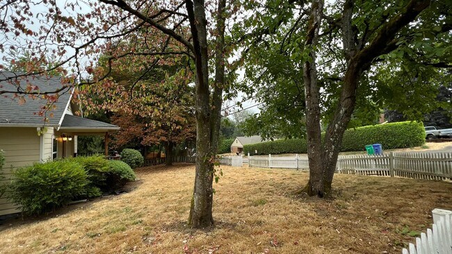 Building Photo - Outdoor Oasis: Charming 3 Bed 2 Bath House!