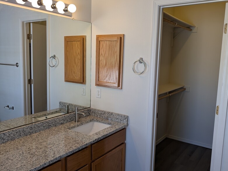 Building Photo - 9009 Eagle Vista Dr NE