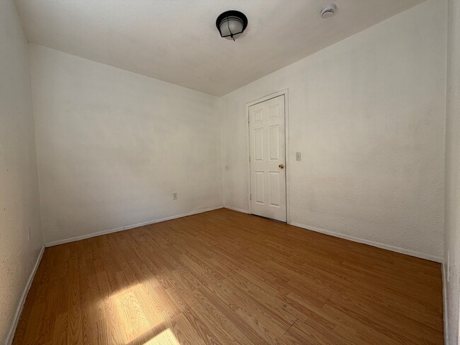 Building Photo - 855 SE Flint St
