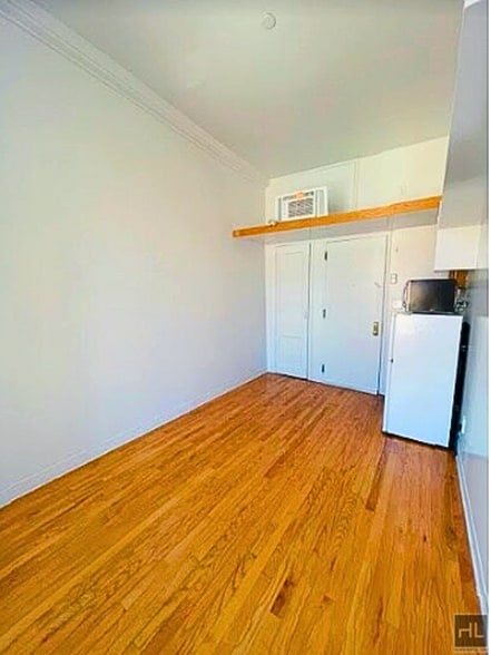 Building Photo - Bright & Modern Living Space in a Prime NYC Location