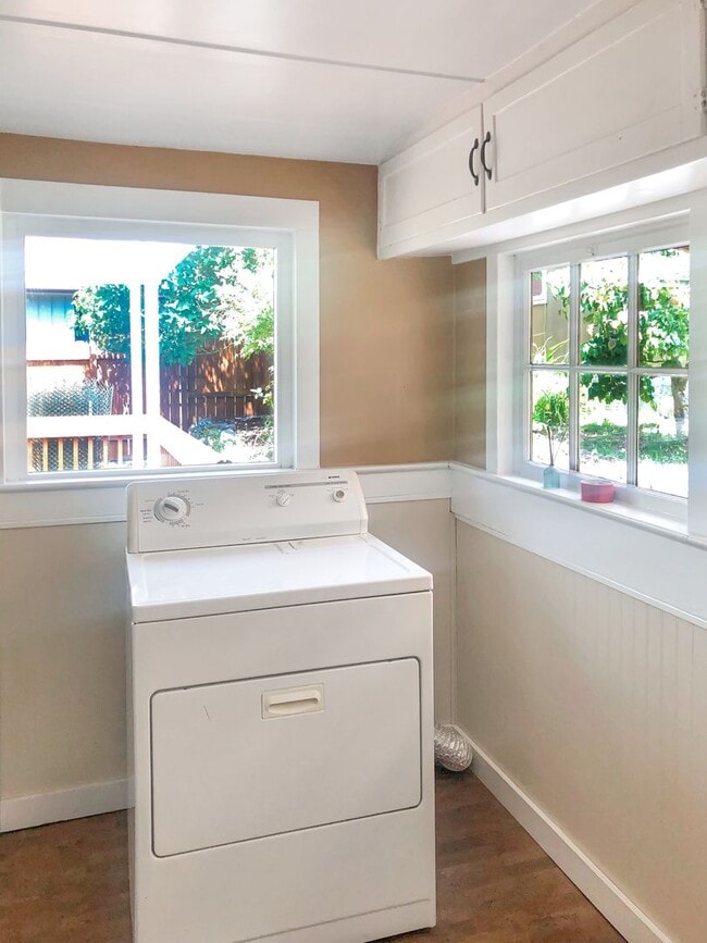 Building Photo - Adorable home, wonderful space and great l...