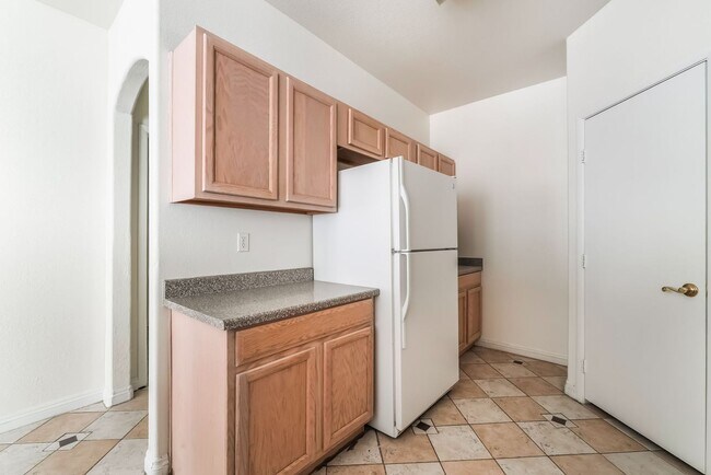 Building Photo - Spacious Henderson Townhome with Modern Up...