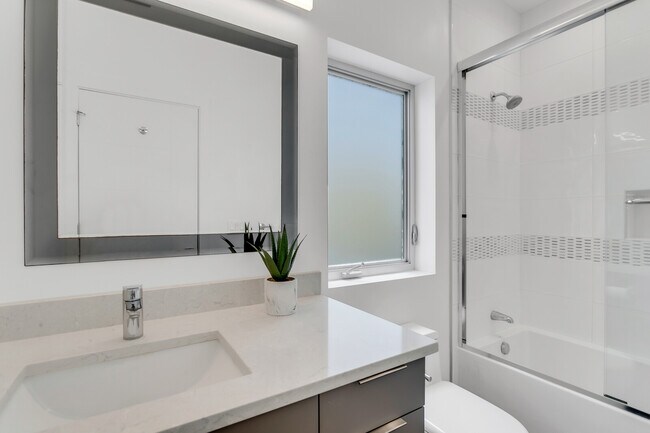 Building Photo - 905 Bay Point Dr