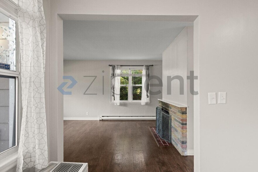 Building Photo - Unit