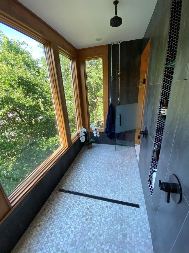 Building Photo - 358 Crown Walk