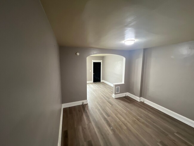 Building Photo - Beautifully remodeled 3 bedroom rental in ...