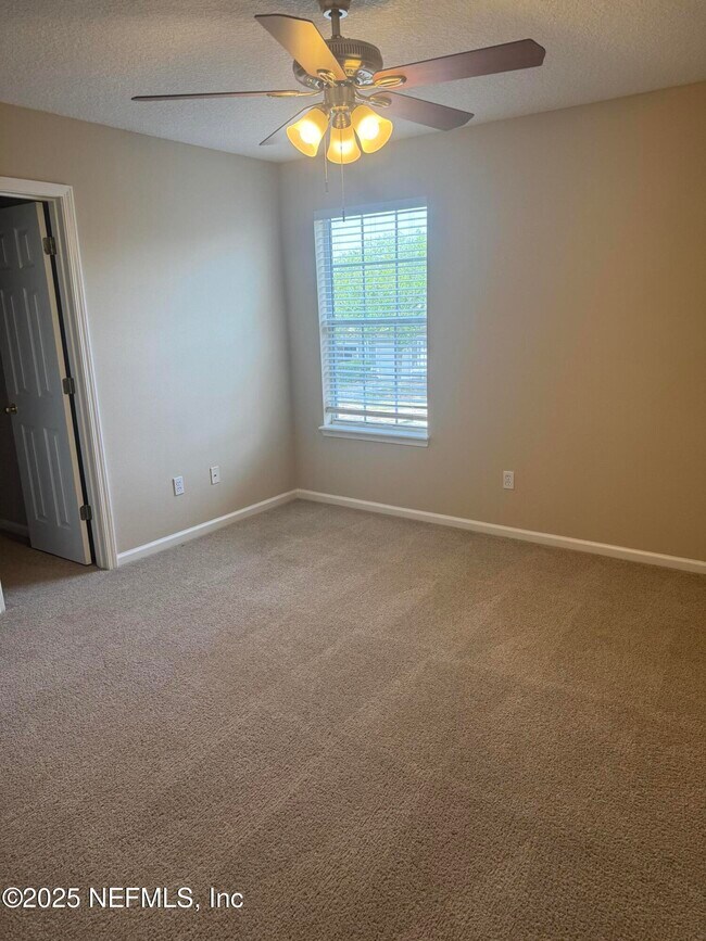 Building Photo - 426 Scrub Jay Dr