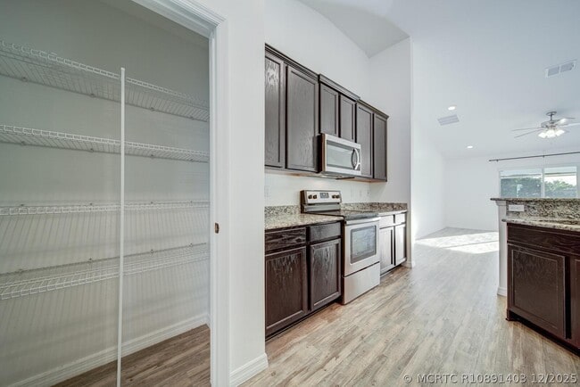 Building Photo - 4631 SW Athena Dr