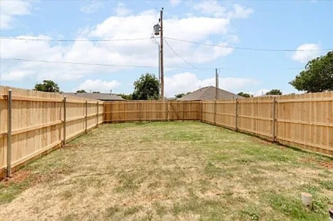 Building Photo - Modern 2-Bed, 2-Bath Duplex in Lawton View...