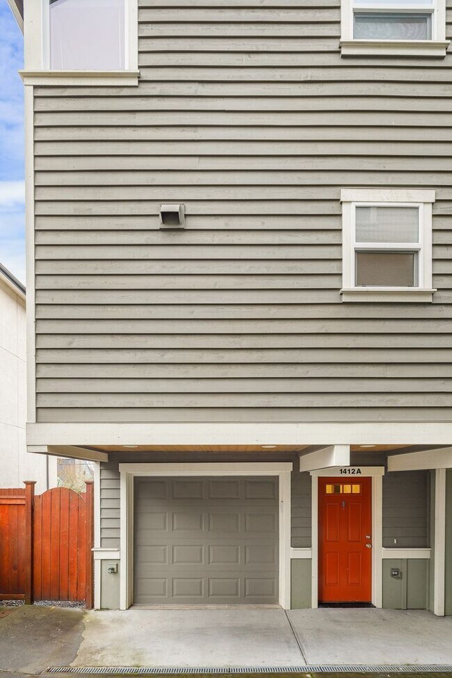 Building Photo - Fantastic Ballard 3 Bedroom 3 Bath Townhouse w/ Garage