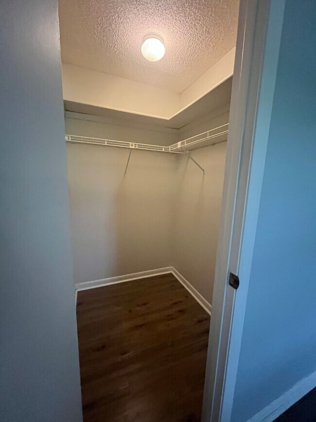 Building Photo - Super Cute 3bd 2bath! FENCED IN YARD !