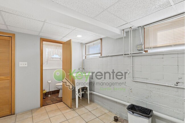 Building Photo - Spacious 4BR Single-Family Home with Garage, Driveway & Fenced Yard in Kearny