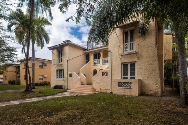 Building Photo - 902 Salzedo St