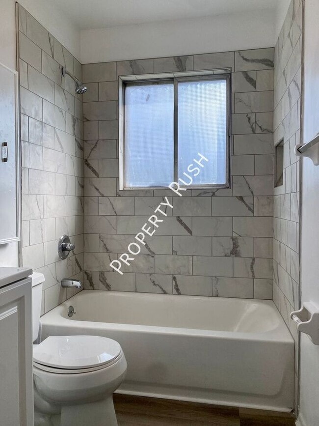 Building Photo - 922 Delores Dr