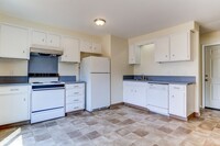 Building Photo - Ground Floor 2bed/1bath! With a private pa...