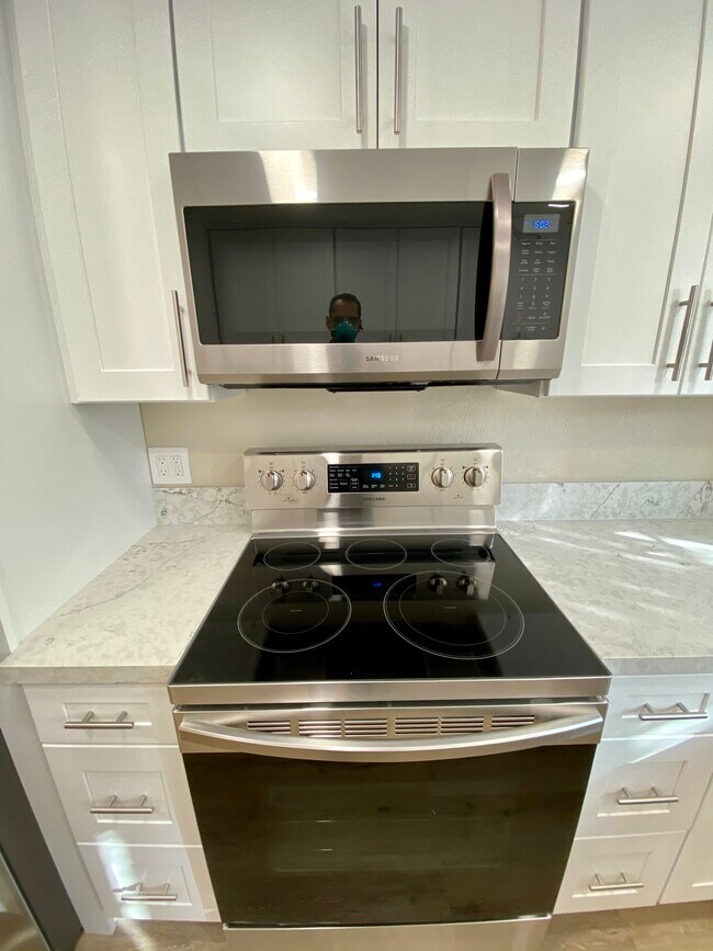 Stainless Range/Oven & Microwave - 4204 3rd Ave