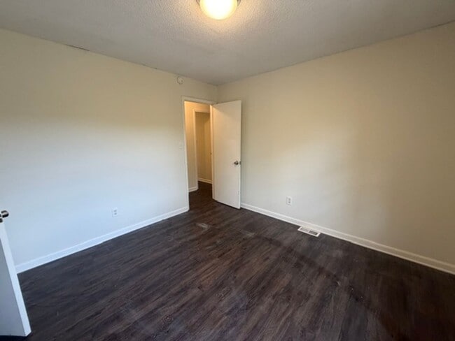 Building Photo - Lenoir City 37771 - 3 bedroom, 2 bath home - Contact Tara Hayes (865) 242-8010