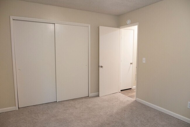 Building Photo - Classic 2 Bedroom Irvington Gem!