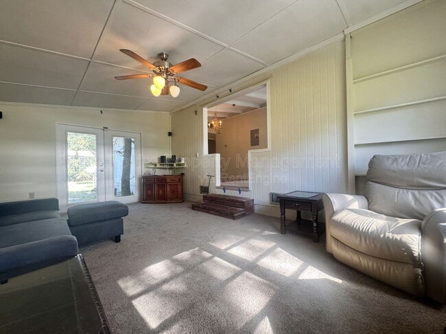 Building Photo - 627 E Warner St