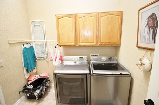 Building Photo - Furnished 3 Bedroom - 2 Bath Pool Home