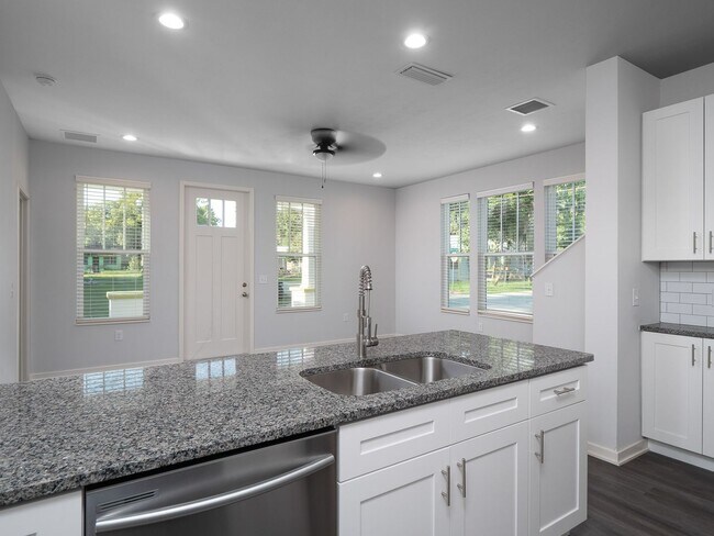 Building Photo - Porter's Lakeside - Luxury 5 Bedroom, 5 Ba...