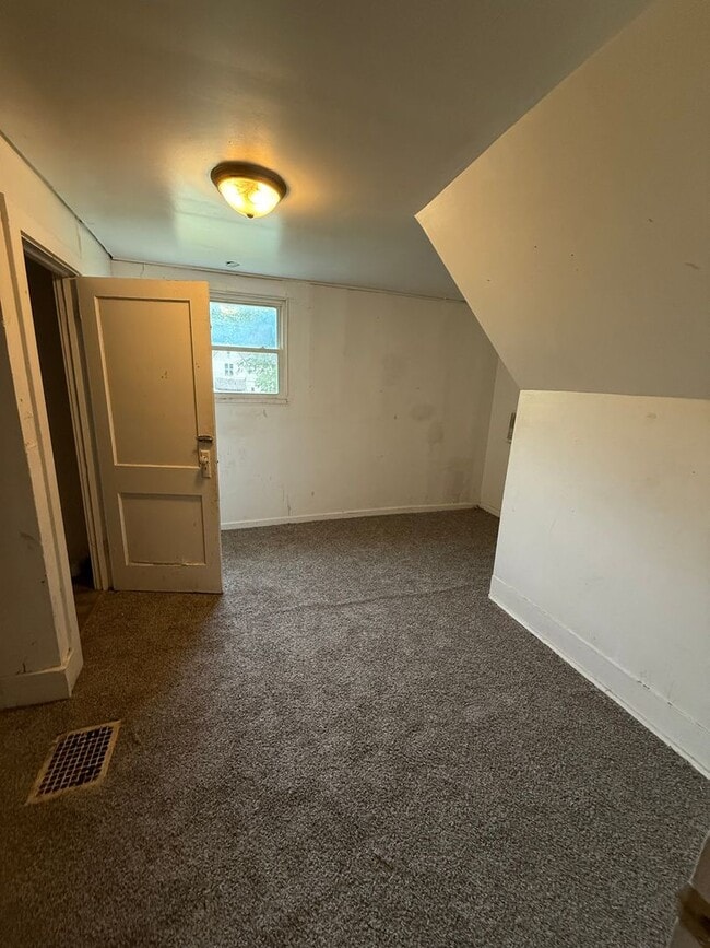 Building Photo - Updated 6 bedroom 2 bath home!