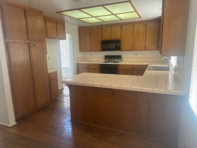 Building Photo - 5 BEDROOM, 2 STORY,SPACIOUS VICTORVILLE HOME! NEAR MALL!