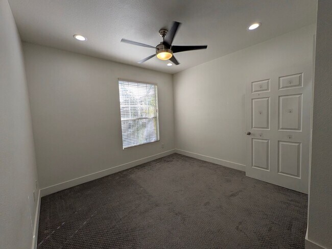 Building Photo - 2 Bedroom 2 Bathroom Condo in the Heart of Canyon Crest, Riverside!