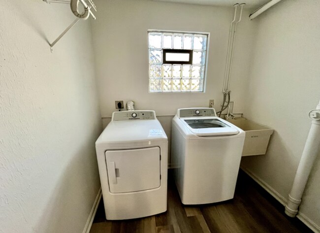 Building Photo - Spacious 3 Bedroom with Outdoor Pool in Mason