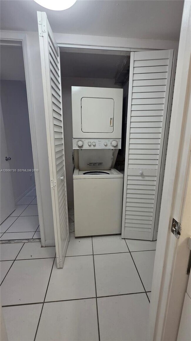 Building Photo - 216 Lake Pointe Dr