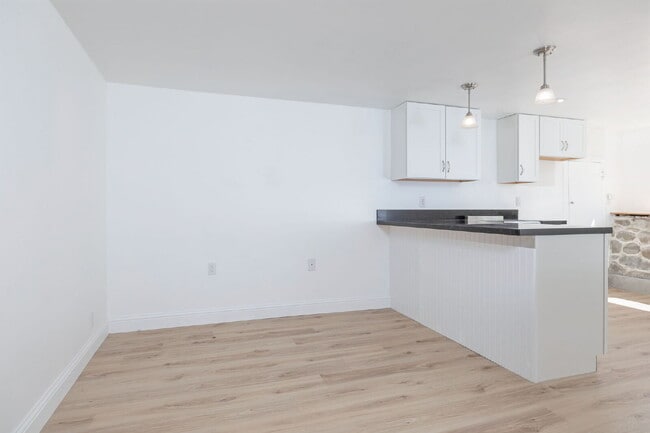 Building Photo - "Delightful 1-Bedroom Apartment in Historic Home!"