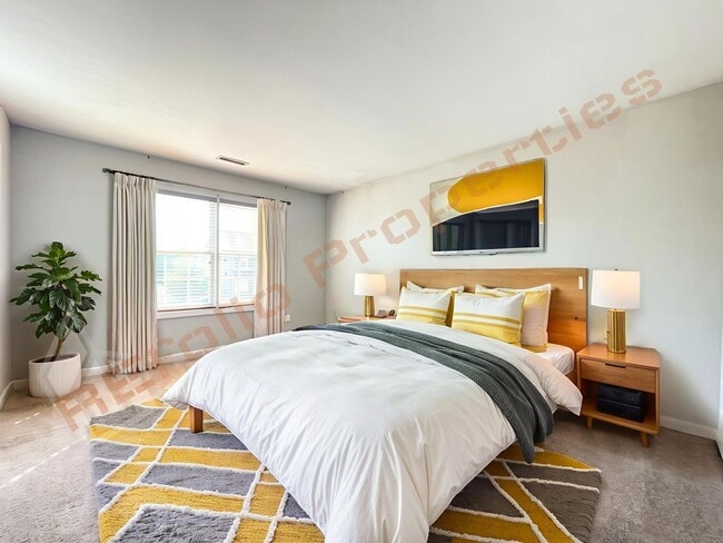 Building Photo - Lovely 4 Bedroom, 2.5 Bath Single-Family H...