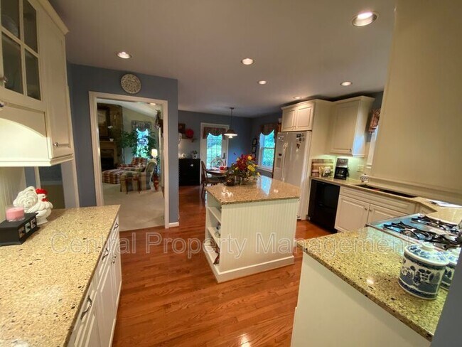 Building Photo - 4724 Coach Hill Dr