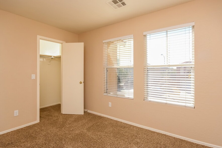 Building Photo - 14844 W Columbine Dr