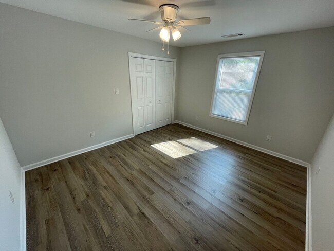 Building Photo - 5 Bed Home Available August 2026!