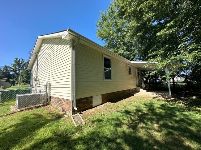 Building Photo - 701 Shelton Cir