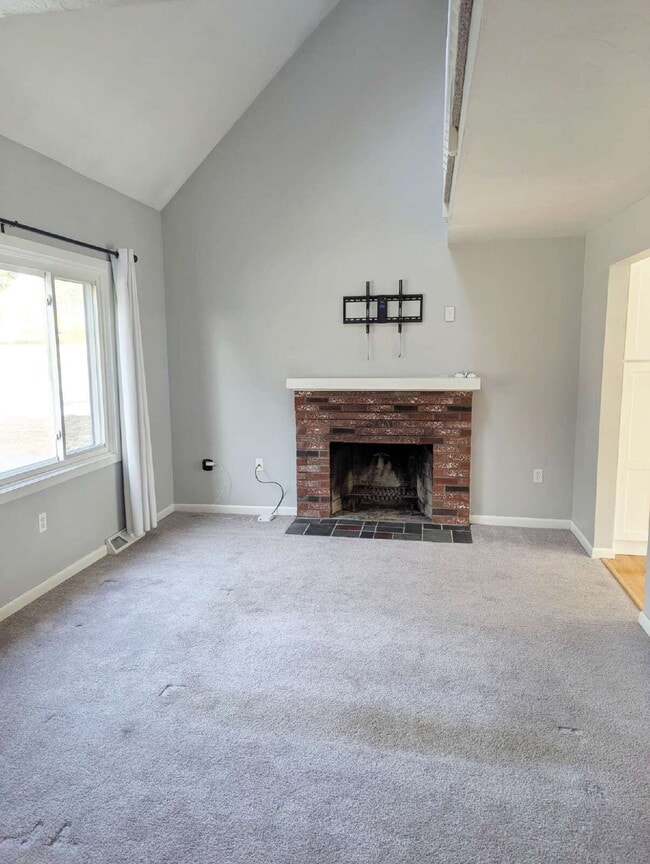 Building Photo - Stunning 2BR Townhome with Private Deck