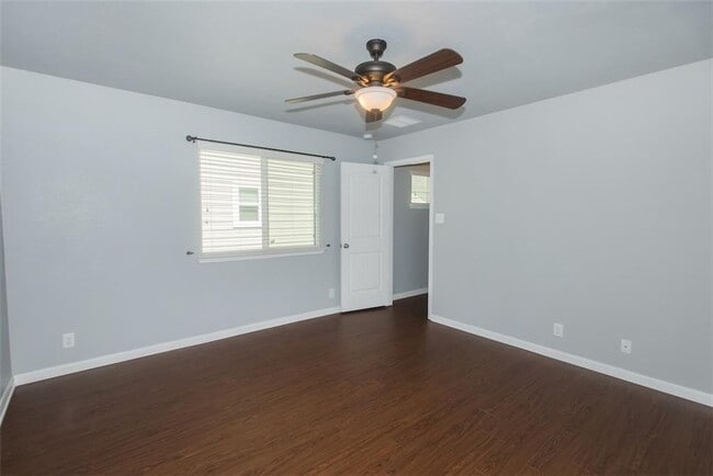 Building Photo - 937 Alamo Plaza Dr