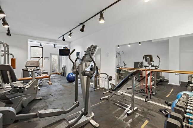 Building Photo - 1021 Grand St