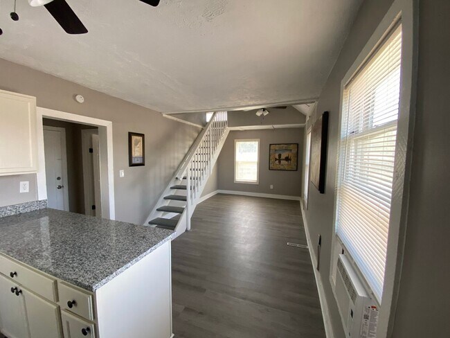 Building Photo - Very attractive 2BR 1/2 duplex