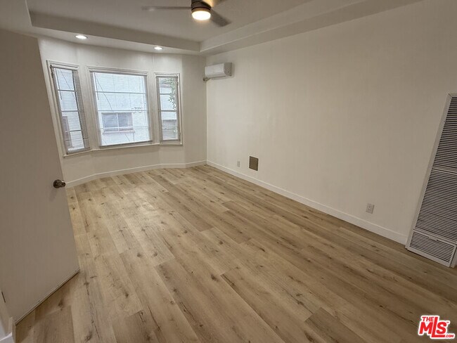 Building Photo - 821 S Wilton Pl