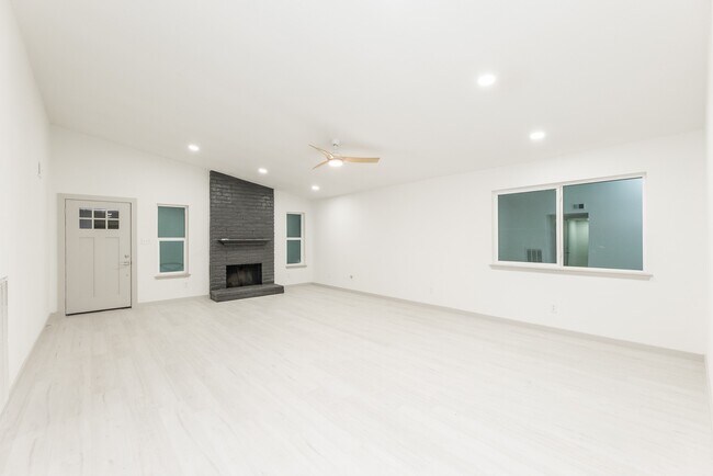 Building Photo - 7115 Falling Waters Dr