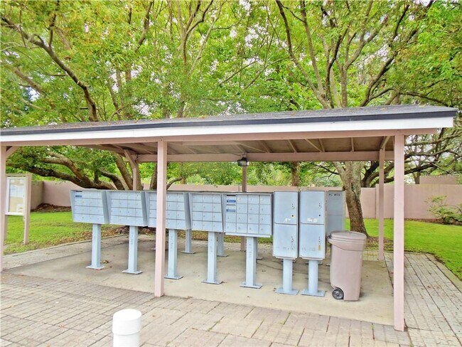 Building Photo - Spacious 2brm 1.5ba townhome Condo in The Villas off Conway Rd.