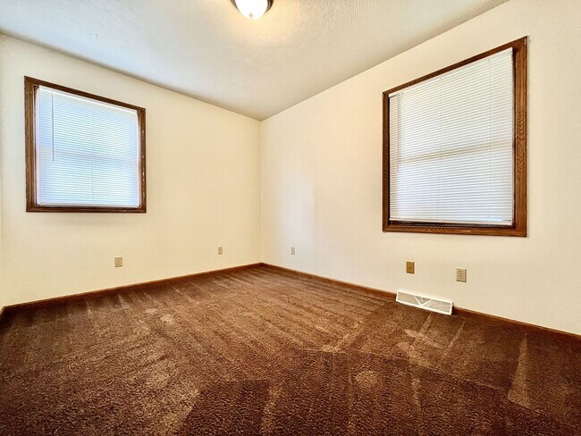 Building Photo - Wabasis 8590-8592