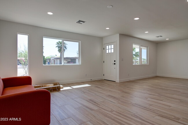 Building Photo - 4806 S La Rosa Dr